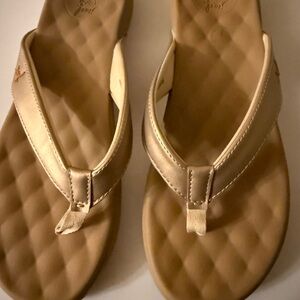 Reef Women’s Quilted Gold and Beige Flip Flop Sandals, size 9